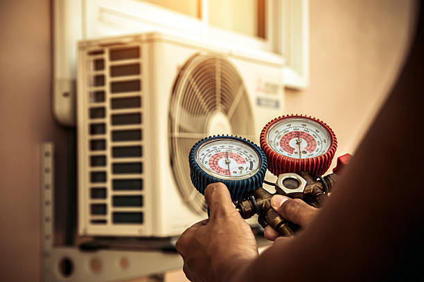 Professional Ac Installation technician working in Alford, FL
